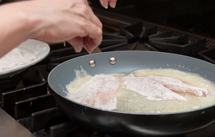1. Этап. Филе рыбы в кляре: Как только масло полностью растопилось, одним слоем выкладываем филе.