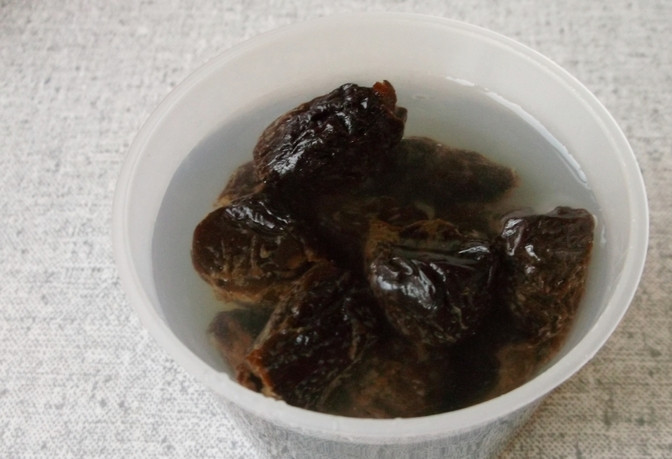 1. Этап. Салат Венецианская серенада: Предварительно замочите чернослив в теплой воде на 30 минут. Тем временем отварите филе курицы.