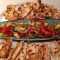 Куриная грудка Имбирно-кефирная Куриные грудки хорошенько промыть и нарезать на полоски. В плошке смешать кефир, ложек майонеза и имбирь. Добавить 3 ложки кунжутного масла. Положить куриную грудку. Перемешать. Посолить по вкусу. Закрыть плёнкой и убрать в холодильник на час!!! Приготовить сковороду гриль и обжарить грудку с обеих сторон!!! Очень вкусно подавать эту куриную грудку с салатом из томатов+авокадо и красного лука с кунжутным маслом! Потрясающее сочетание! Курочка получается невероятно сочной и нежной! Никогда не сравнится с обычной грудкой на гриле... Попробуйте!