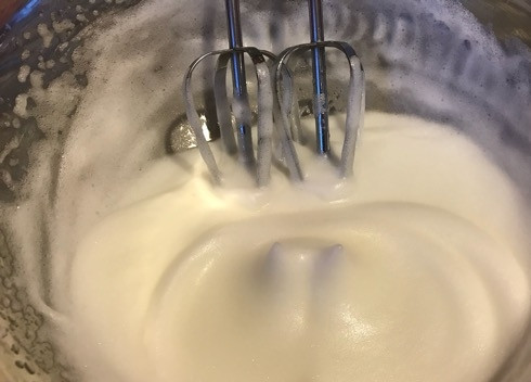 1. Этап. Воздушные яичные лепешки: 4. В белки добавляем лимонную кислоту и взбиваем до устойчивых пиков.