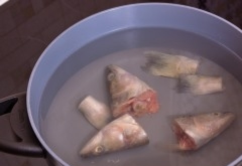 1. Этап. Уха из судака: 1. Чистим рыбу. Рыбьи головы и хвосты заливаем водой и варим 25-30 минут. По прошествии этого времени вынимаем их и выбрасываем – в ухе они нам больше не пригодятся. Бульон процеживаем и снова ставим на слабый огонь.