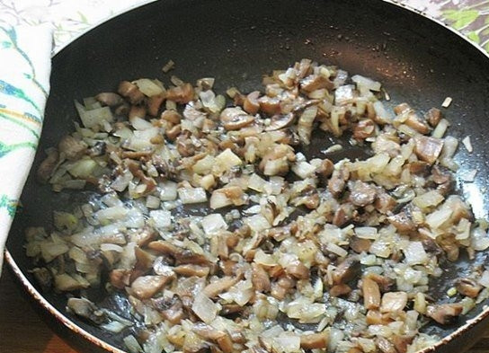 1. Этап. Жереха с грибами: Мелко нарежьте лук с грибами. Обжарьте их до готовности в масле. Начините этой зажаркой рыбу.