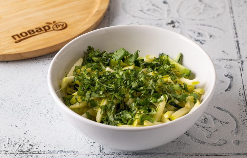 1. Этап. Салат из яблок и огурцов: Соедините яблоко и огурец в миске. Добавьте мелко порезанную кинзу. Заправьте салат оливковым маслом, посолите и поперчите. Аккуратно перемешайте.