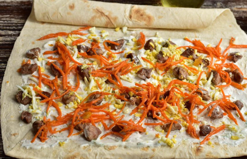 1. Этап. Шаурма со сметанным соусом: На него сверху отправьте натертые куриные яйца, а затем морковь по-корейски.