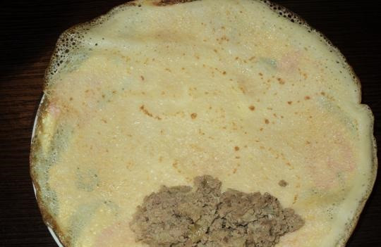 1. Этап. Блинчики с куриной печенью: 8. Теперь можно приступать к завершающему этапу и формировать блинчики с куриной печенью в домашних условиях. На край блинчика выложить 1-2 ложки начинки.