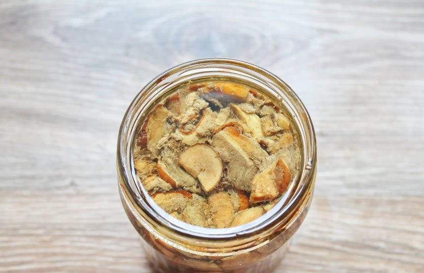 1. Этап. Жареные боровики: Снимите сковороду с огня, переложите в банки, чтобы не было пустот и залейте верх маслом, чтобы грибы были полностью покрыты.