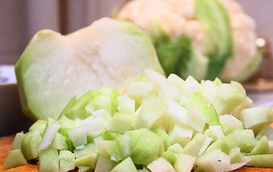 1. Этап. Франкфуртский овощной суп: Далее небольшими кубиками нарезаем кольраби.