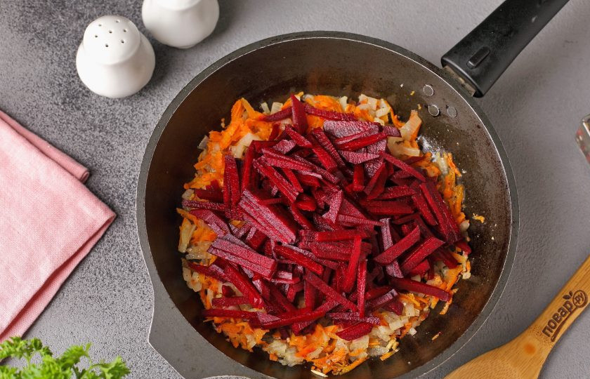 1. Этап. Борщ со свеклой без уксуса: Добавьте нарезанную соломкой свеклу и продолжайте готовить еще около 5 минут.