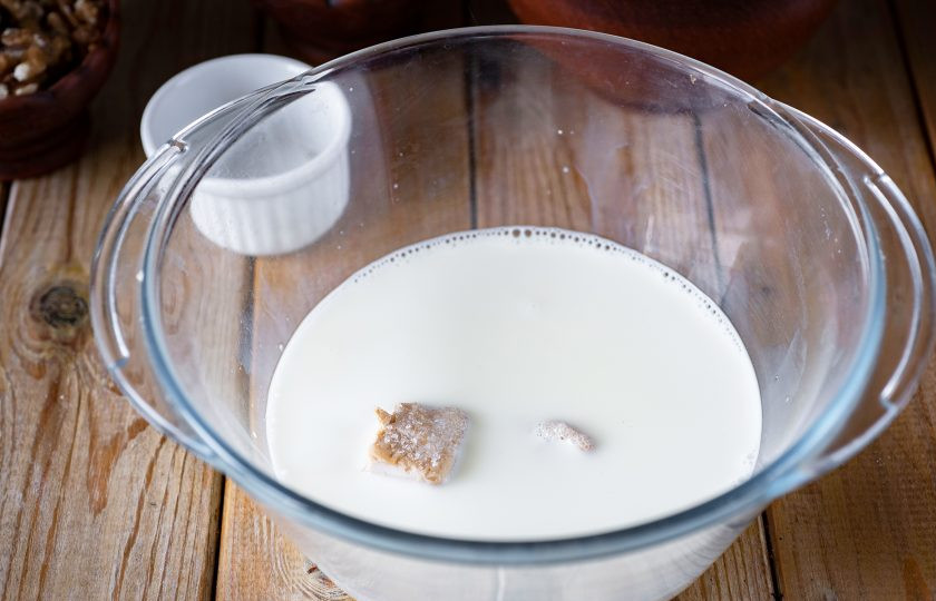 1. Этап. Булочки с грецкими орехами и корицей: В миску зальем теплое молоко, добавим 30 грамм сахара, прессованные дрожжи. Перемешаем до растворения дрожжей.