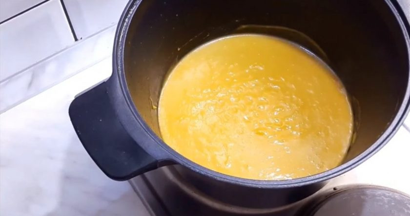 1. Этап. Крем-суп из тыквы: 4. Перебейте суп блендером, поставьте снова на огонь и добавьте горячие сливки. Хорошо перемешайте и доведите до кипения, после чего сразу снимите суп с плиты. Украсьте семечками. Приятного аппетита!