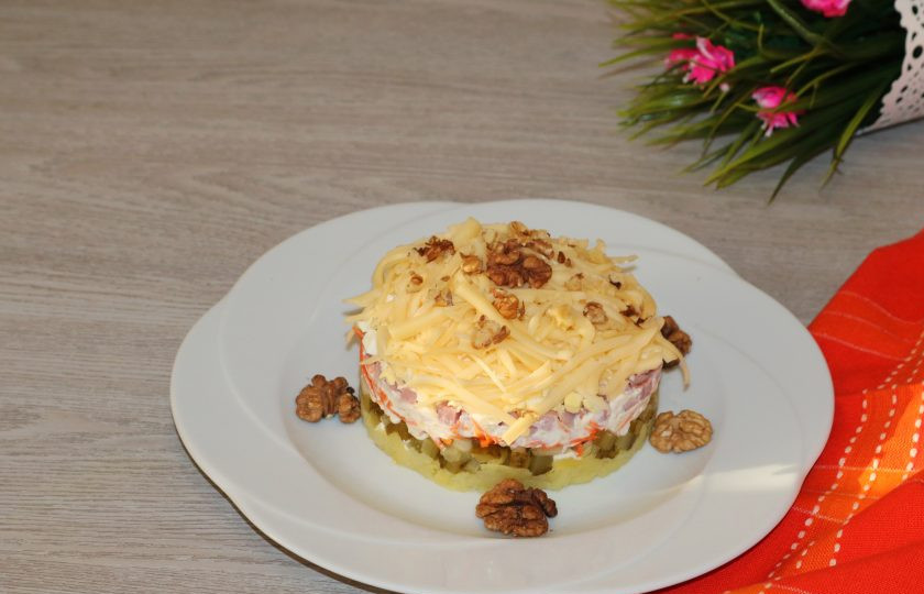 1. Этап. Салат Шикарный: Сверху салат посыпьте измельчёнными грецкими орехами. Салат 