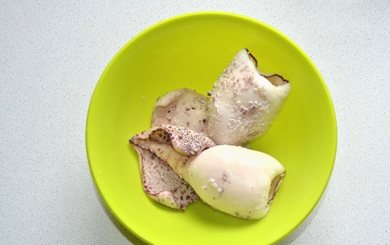 1. Этап. Фаршированный кальмар на гриле: Тем временем кальмары опустите в кипяток, накройте крышкой и оставьте на 2 минуты. Достаньте, обсушите и немного остудите.