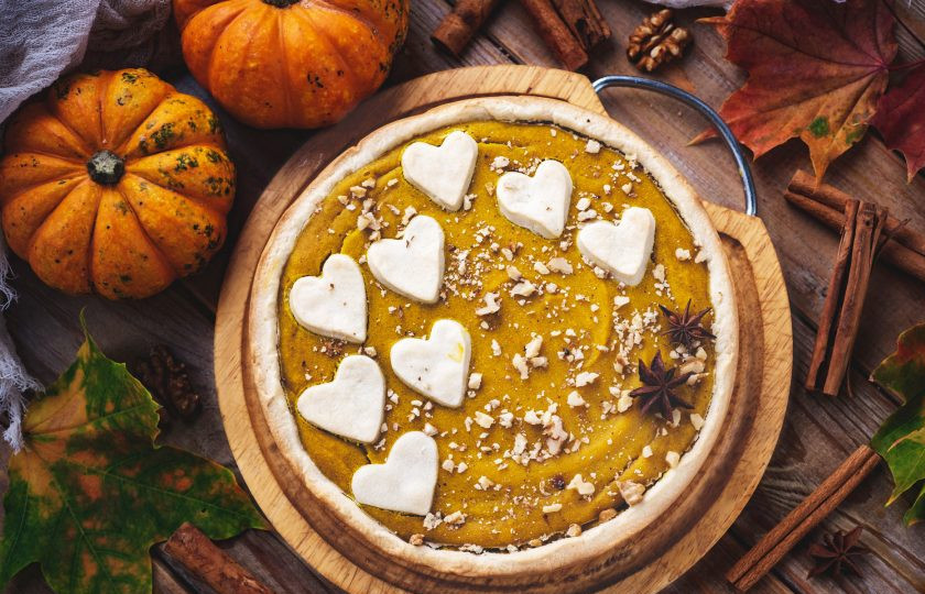 1. Этап. Тыквенный пирог классический: Готовый пирог надо полностью охладить и только тогда можно приступать к нарезке на порционные кусочки.