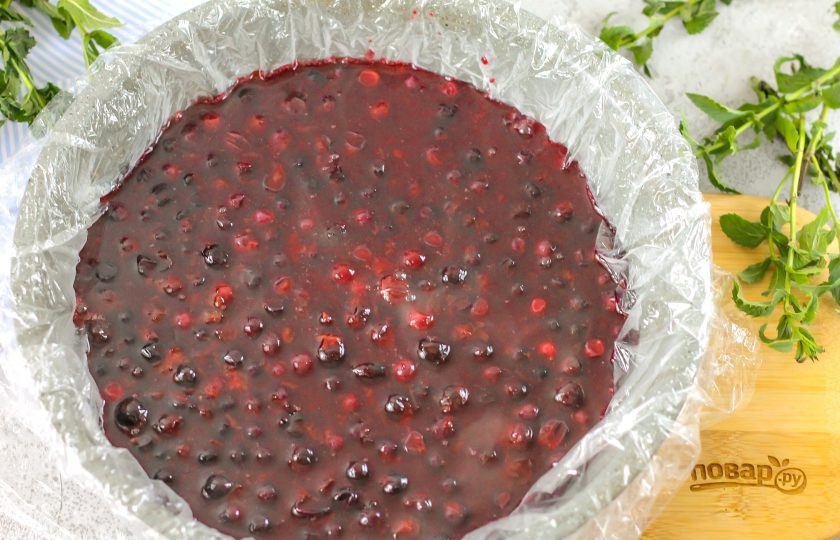 1. Этап. Компоте из черной смородины для торта: Выключите нагрев и слегка остудите всю массу, но помните, что агар-агар начинает застывать при 40 градусах. Застелите форму пищевой пленкой так, чтобы она заходила на бортики, и перелейте в нее смородиновую массу. Поместите в морозильную камеру минимум на 1 час.