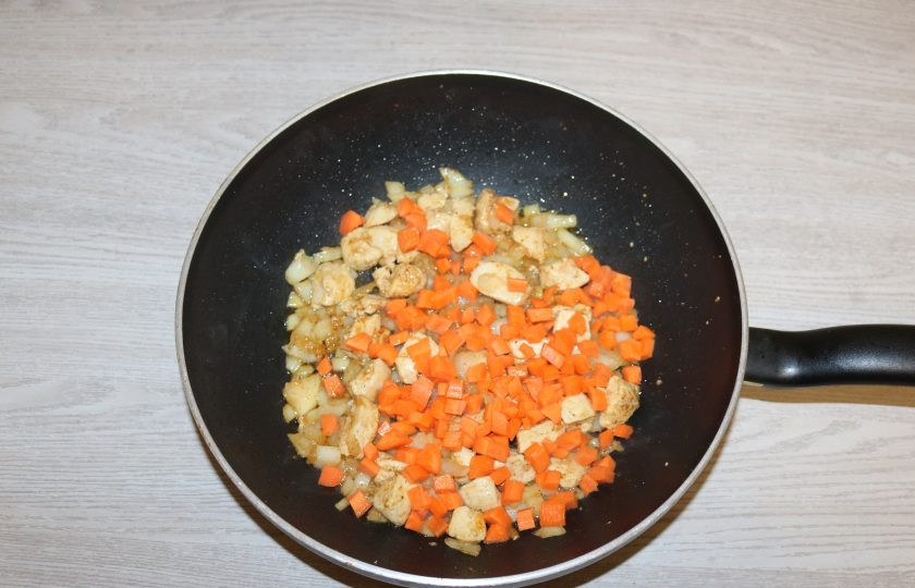 1. Этап. Гречка по-купечески с курицей: Добавьте морковь, обжаривайте вместе.