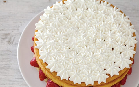 1. Этап. Начинка для бисквитного торта: Добавьте последний корж бисквита, пропитайте сахарным сиропом и украсьте готовыми взбитыми сливками.