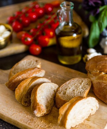 1. Stage. Bruschetta caprese: Cut the baguette into pieces. Rub each piece of baguette with garlic and a little shave with olive oil. Put in the oven for 10 minutes at 180 degrees.