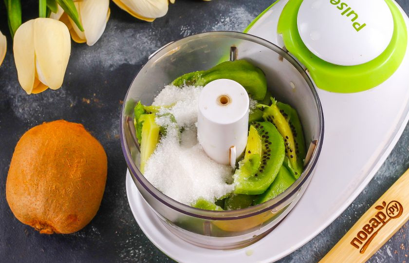 1. Этап. Курд из киви: Киви очистите от кожуры и промойте в воде, нарежьте ломтиками и выложите в чашу блендера, измельчителя. Всыпьте сахар. Его количество зависит от сладости фрукта.