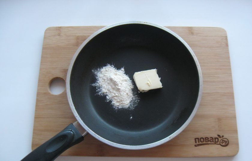 1. Этап. Блинная закуска Пеньки: Приготовьте соус бешамель. В сковороду выложите сливочное масло и муку.