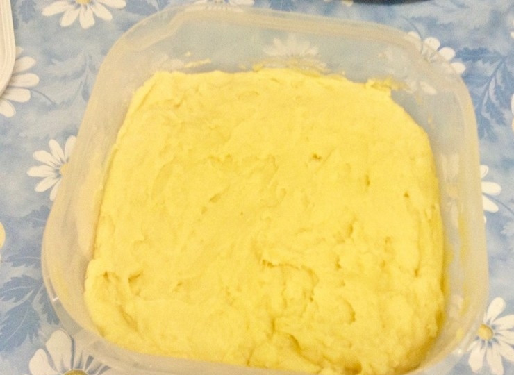 1. Этап. Оладьи из нутовой муки Панелле: 3. Выложите нутовую массу в контейнер, накройте крышкой и поставьте на ночь в холодильник. Масса хорошо хранится в холодильнике в течение 2-х дней.