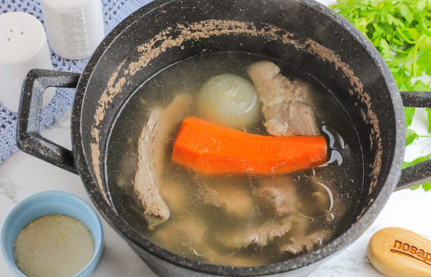 1. Этап. Заливное Провансаль из говядины: Часть бульона выкипит — это нормально. По желанию можно подлить еще горячей воды. Попробуйте мясо на вкус, оно должно стать мягким.