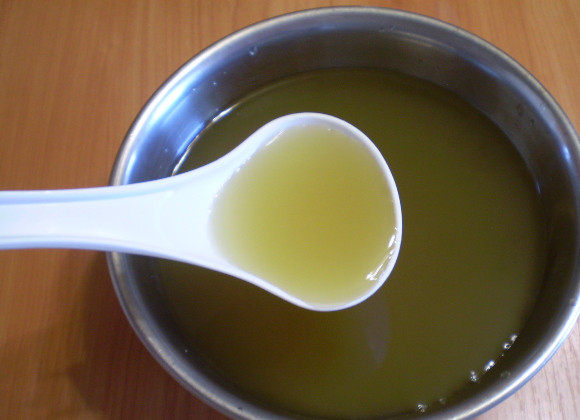 1. Этап. Мёд из бузины: 6. В отвар добавляем нужное количество сахара, перемешиваем. Ставим на огонь. Варим мёд 2-3 часа на медленном огне, время от времени помешивая. Варим, пока масса не уменьшится в два раза и не станет густой.