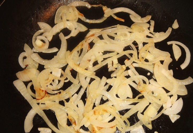 1. Этап. Крем-суп из рукколы: Лук нарезаем тонкими полукольцами и обжариваем на сковородке в масле до золотистого цвета.