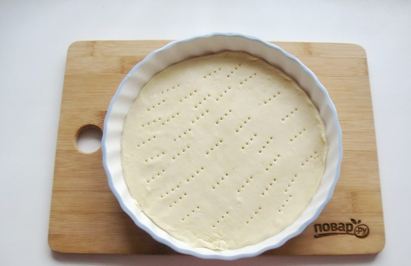 1. Этап. Торт Сент-Оноре: Слоеное тесто раскатайте в пласт и выложите в форму для выпечки.