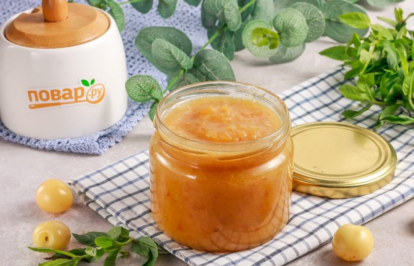 1. Этап. Джем из желтой черешни: Перелейте горячий черешневый джем в банку и сразу же закатайте крышкой по резьбе или с помощью ключа для консервации.