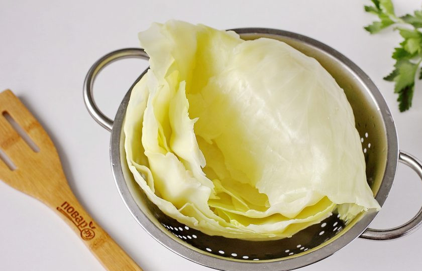 1. Этап. Голубцы по-румынски: Капусту отварите в кипящей подсоленной воде. По мере размягчения верхних листьев, снимайте их и перекладывайте на дуршлаг.