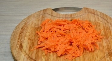 1. Этап. Курица с рисовой лапшой и соевым соусом: 3. Приступайте к нарезке овощей. Помытую и очищенную морковь натрите на крупной терке.