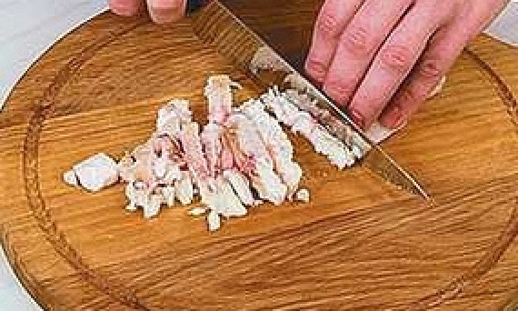 1. Этап. Салат Оливье с рыбой: Филе белой рыбы отварить до готовности. Остудить. Разобрать или нарезать на небольшие кусочки.