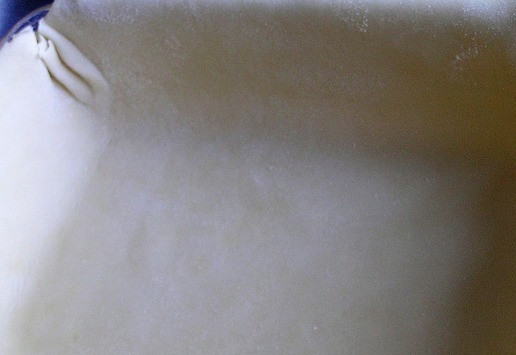 1. Этап. Аргентинский пирог с фаршем: Раскатайте тесто очень тонко. Смажьте блюдо для запекания (у меня 28х18х7 см) маслом, немного присыпьте мукой и выложите тесто, сделав высокие бортики.