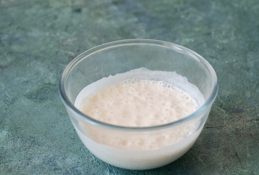 1. Этап. Холодный вишневый суп: Смешайте сливки и сметану блендером.