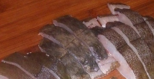 1. Этап. Камбала в мультиварке: Нарезаем рыбу на кусочки. Солим и посыпаем специями.