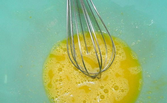 1. Этап. Быстрые блины на молоке: Яйца взбиваем венчиком. Добавляем соль и сахар.