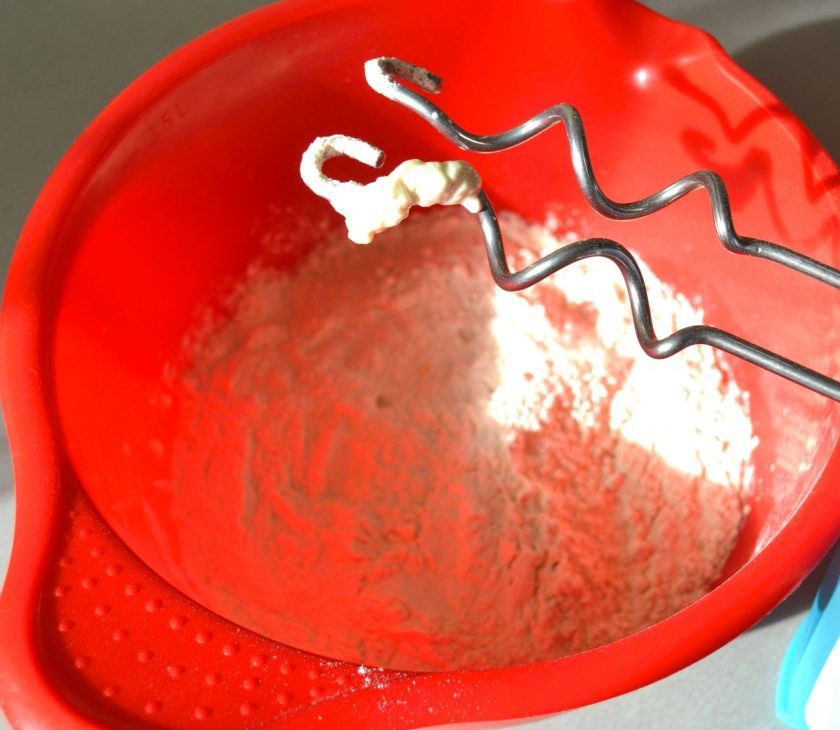 1. Этап. Булочки Римские чириолы: Всыпьте смесь муки и дрожжей в емкость для замеса теста, замесите тесто на средней скорости миксера в течение 5-7 минут.