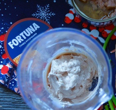 1. Этап. Закусочный паштет с копчёным тунцом: Пробить погружным блендером. Переложить паштет в кулинарный мешок.