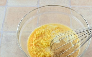 1. Этап. Брокколи со сливками: Смешайте яйца, сливки, щепотку соли, специи, тертый мускатный орех и треть натертого сыра. Хорошо перемешайте до образования однородной массы.