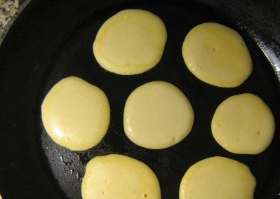 1. Этап. Оладьи на пиве: 3. Хорошо разогрейте сковороду. Налейте растительного масла и дайте ему прогреться. Небольшой ложкой кладите тесто на сковороду. Постарайтесь, чтобы тесто на сковороде приобретало форму круга.