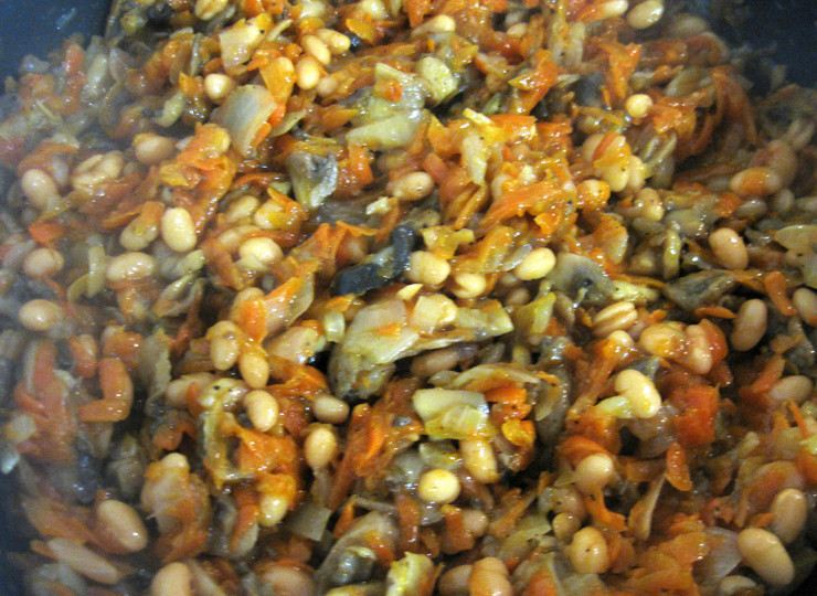 1. Этап. Лобио консервированное: Убираем с огня, даем настоятся минут 15. Выкладываем блюдо на тарелки, подаем горячим. Вот такой рецепт лобио консервированного! Приятного аппетита)