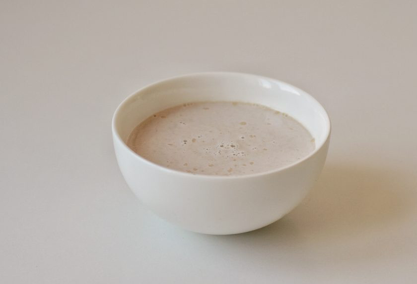 1. Этап. Гречневые булочки: В теплой воде растворите сахар. Добавьте дрожжи и оставьте на пару минут.