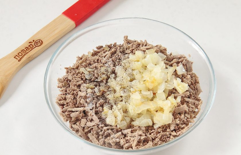 1. Этап. Тыквенные рулетики с печенью: Обжарьте одну луковицу, нарезанную кубиками, со сливочным маслом и добавьте к печени.