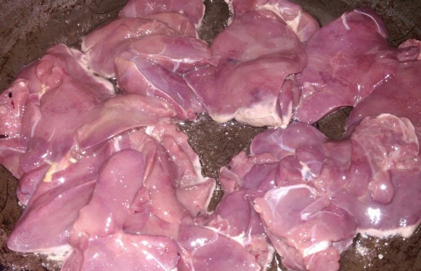 1. Этап. Печень куриная, тушенная в сметане: 2. На раскаленную сковороду с растительным маслом отправляем подготовленную печень. Жарим на слабом огне, чтобы она не подгорела.