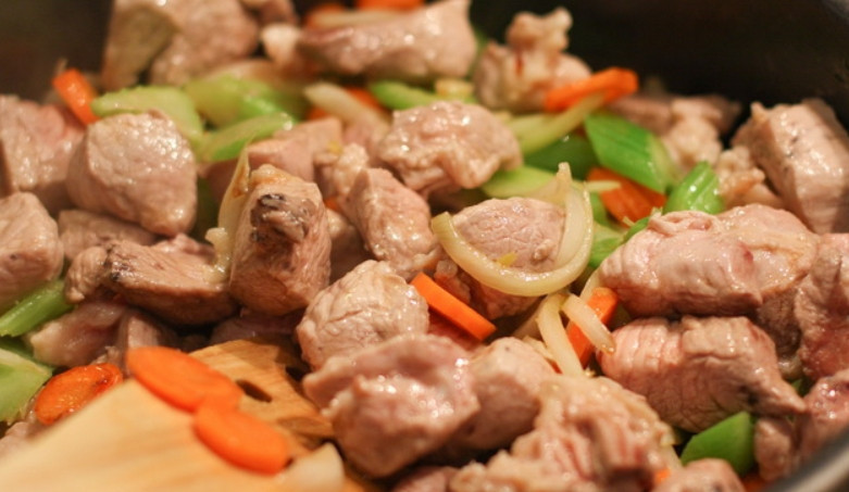 1. Этап. Спагетти со свининой: Переложите мясо на тарелку. Обжарьте овощи до легкой золотистости, затем верните в сковороду свинину. Продолжайте готовить, добавив специи.