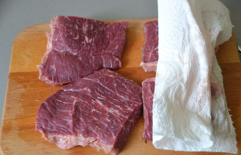 1. Этап. Пеппер-стейк: Подготовьте мясо, помойте, просушите бумажным полотенцем.