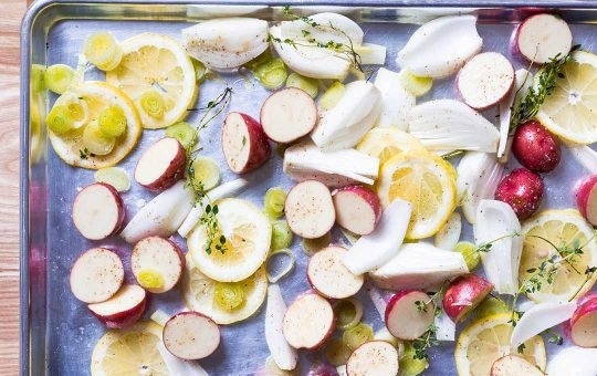 1. Этап. Картошка с курицей в духовке: Картофель порежьте на несколько частей, порежьте также лук и лимоны кружочками. Соедините это все с 2 ложками масла, солью и перцем. Хорошо перемешайте и разложите на противне.