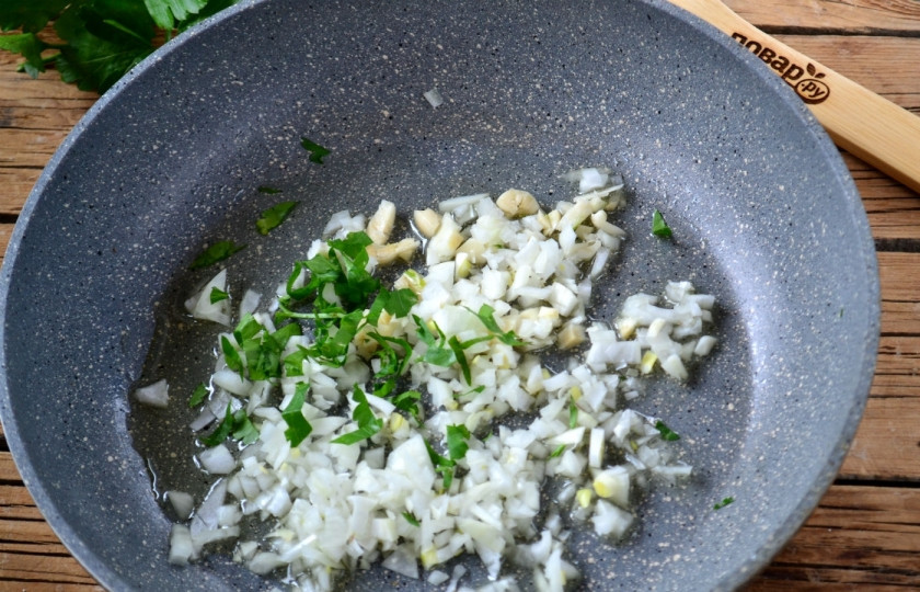 1. Этап. Сушки, фаршированные фаршем: Тем временем очистите и нарежьте лук и чеснок (как можно мельче). Также измельчите петрушку. Обжарьте все до прозрачности в растительном масле.