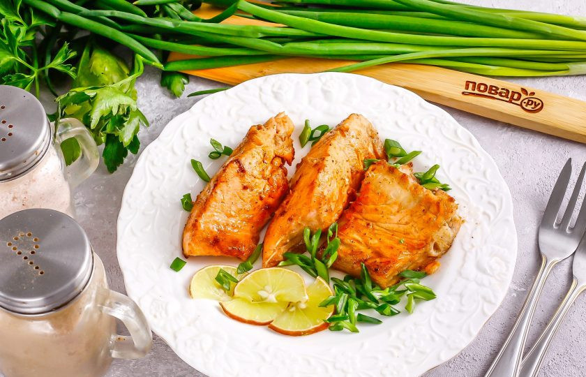 1. Этап. Лосось по-тайски: Выложите лосося по-тайски на тарелку и присыпьте измельченным зеленым луком.