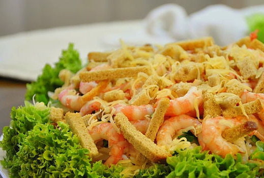 1. Этап. Салат Цезарь слоеный: На салатные листья выложить куриное мясо, креветки и т.д. Тоже полить соусом. Сверху распределить сухарики, сбрызнуть их соусом. Последний слой - тертый пармезан, который нужно полить остатками соуса. Салат нужно подавать сразу, пока сухарики не размокли. приятного аппетита!